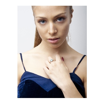 18k white gold ring with diamonds and a central aquamarine 