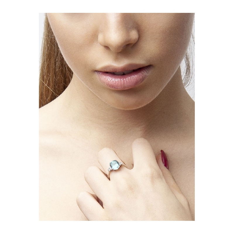 18k white gold ring with diamonds and a central aquamarine 