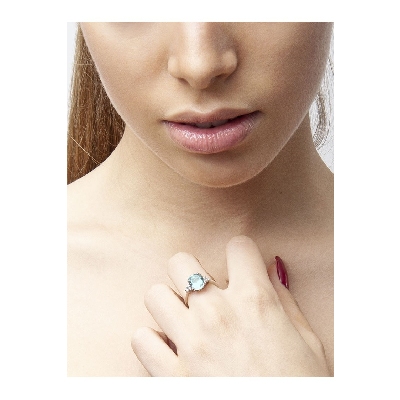18k white gold ring with diamonds and a central aquamarine 