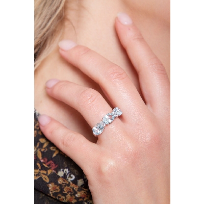Anello con acquemarine ovali e diamanti trilogy in oro bianco