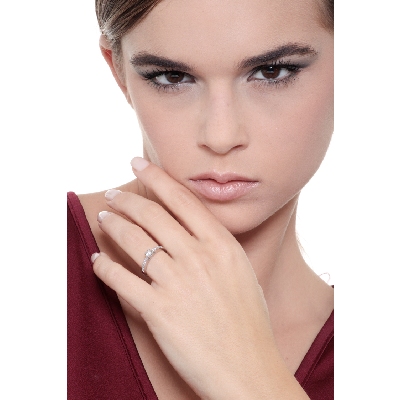 Ring with diamond shoulder set and a 0,15 ct central diamond