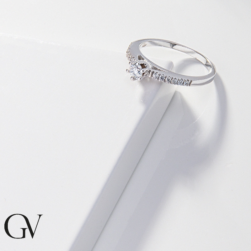 Solitaire type ring with diamonds white gold 18k