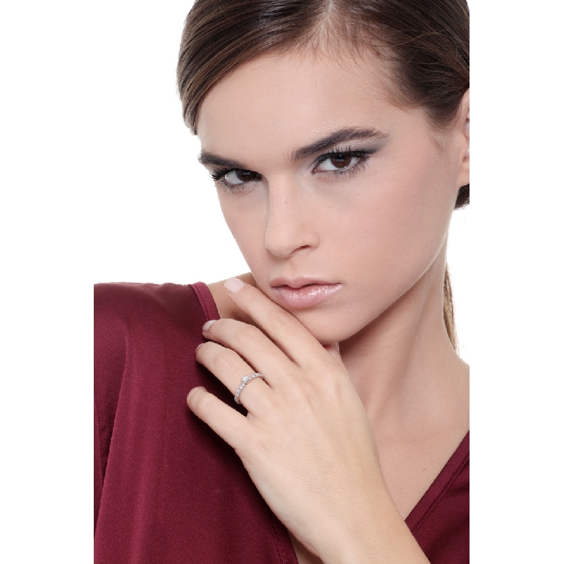 Half eternity ring in white gold 18k with a central diamond