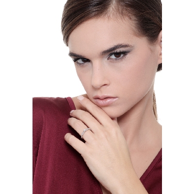 Half eternity ring in white gold 18k with a central diamond