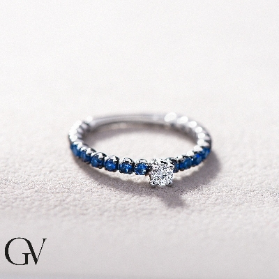 White gold 18k half eternity ring with blue sapphire and central diamond