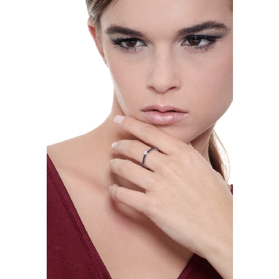 White gold 18k half eternity ring with blue sapphire and central diamond