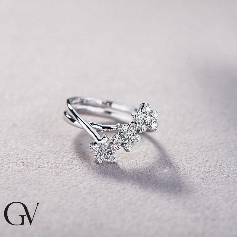 White gold 18k ring with three diamonds flowers 