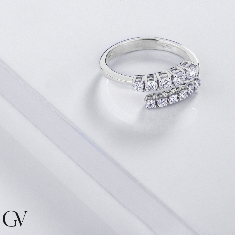 18k white gold curved shank ring with eleven diamonds 