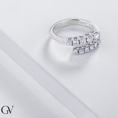 18k white gold curved shank ring with eleven diamonds 