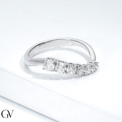 White gold 18k ring with 7 diamonds 