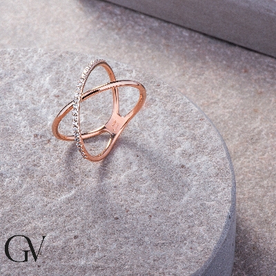 Rosé gold 18k criss cross ring with diamonds