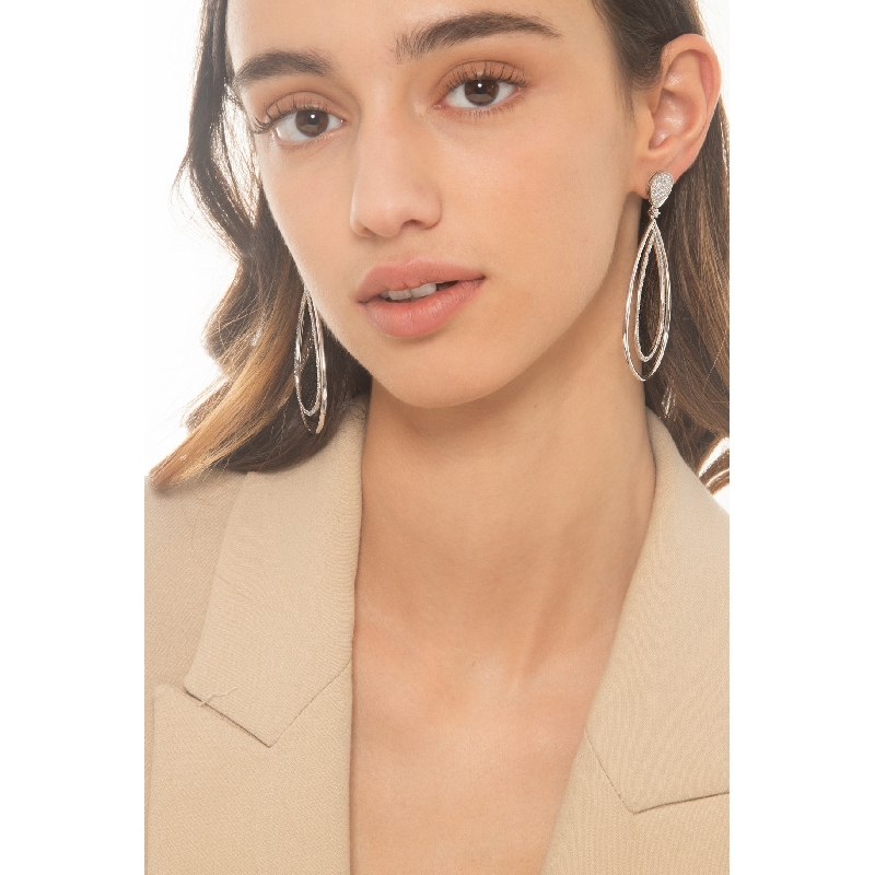 Orecchini pendenti a goccia con diamanti in oro bianco 18k