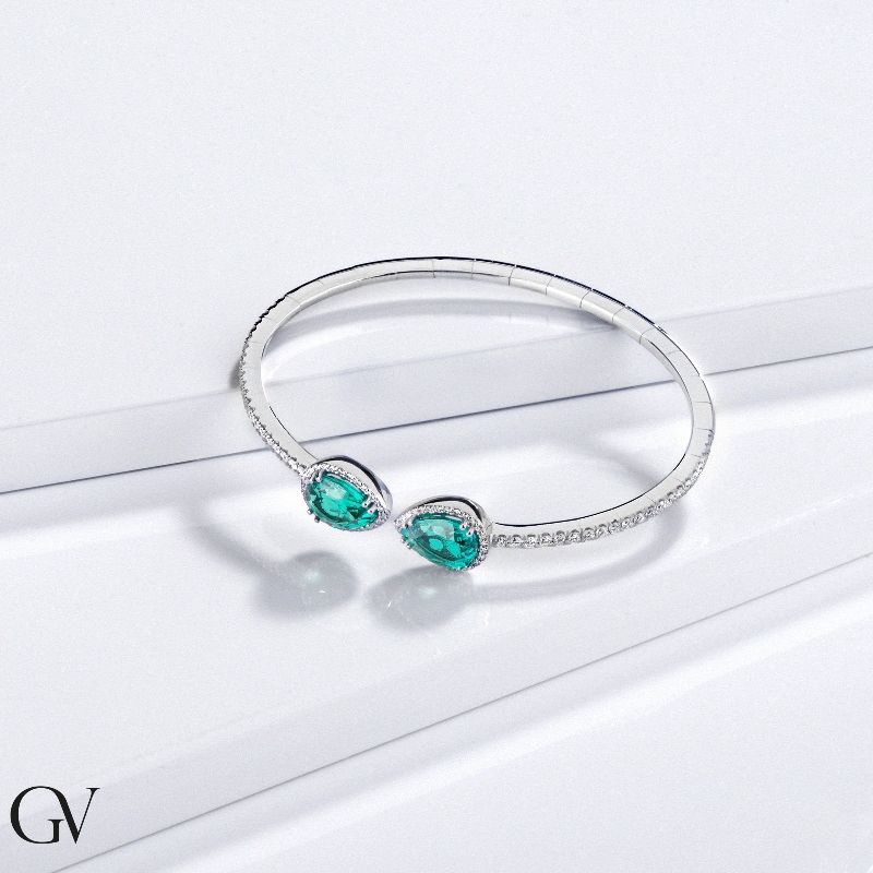 18k white gold semi-rigid bracelet with emeralds drop cut, 9x7 mm
