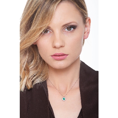 Necklace with emerald and diamonds as pendant