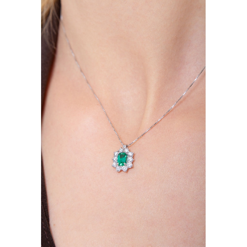 Necklace with emerald and diamonds as pendant