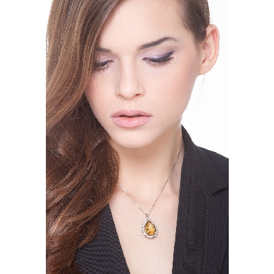 Necklace with pendant composed by a pear cut citrine and diamonds