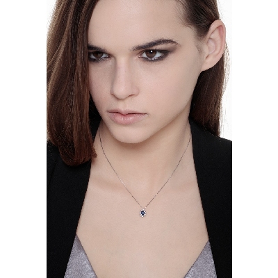 Necklace with pendand, a oval cut sapphire and diamonds