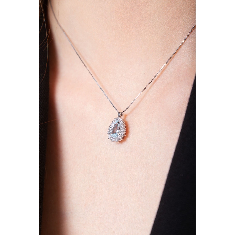 Necklace with pear shaped aquamarine crowned by diamonds