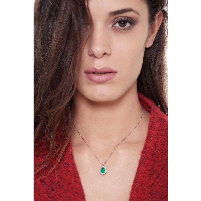 Necklace with pendant, pear cut emerald and diamonds