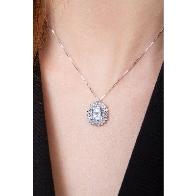 Necklace with emerald cut aquamarine crowned by diamonds