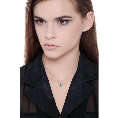Necklace with pendant, central pear cut emerald and diamonds
