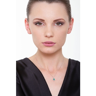 Necklace with pear cut emerald crowned by diamonds