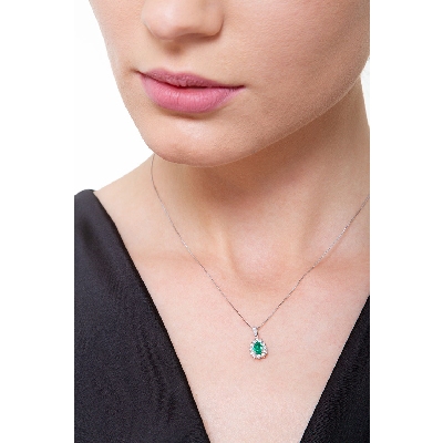 Necklace with pear cut emerald crowned by diamonds