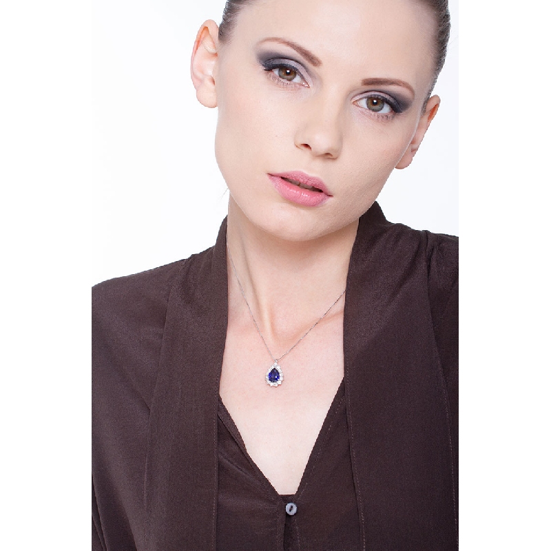Necklace with pendant, central pear cut blue sapphire and diamonds