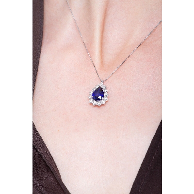 Necklace with pendant, central pear cut blue sapphire and diamonds