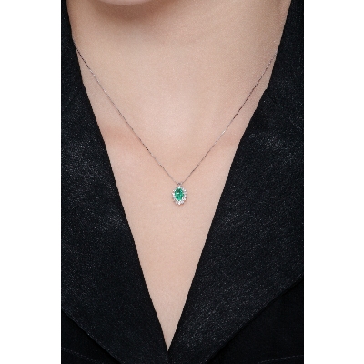 Necklace with pendant, oval cut emerald and diamonds