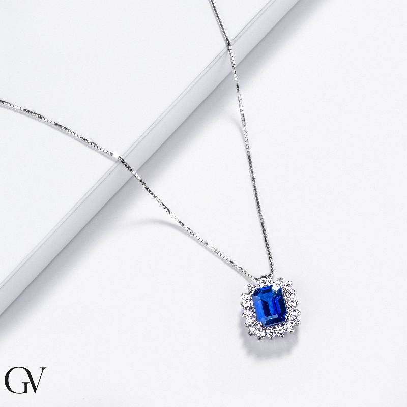 Necklace with pendant, central emerald cut blue sapphire cowned by diamonds