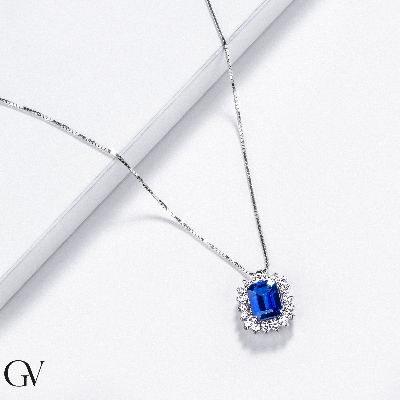 Necklace with pendant, central emerald cut blue sapphire cowned by diamonds