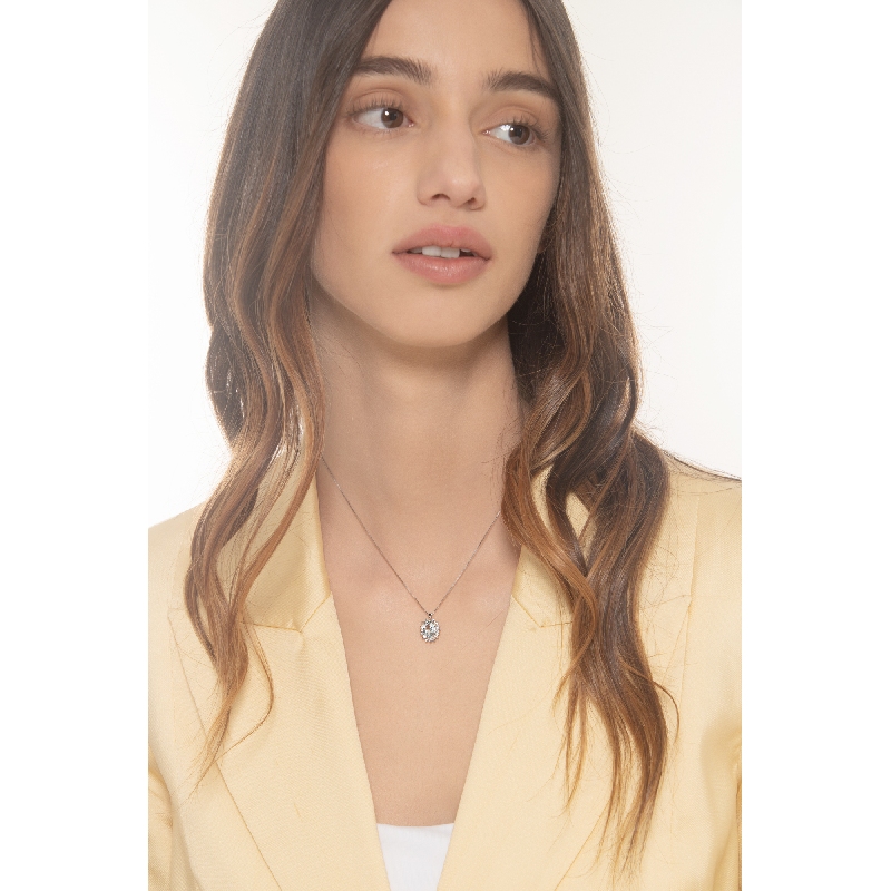 18k white gold necklace with aquamarine pendant