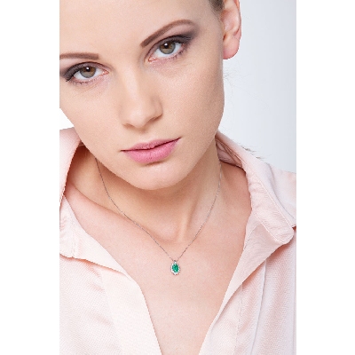 Necklace with emerald and a crown of diamonds