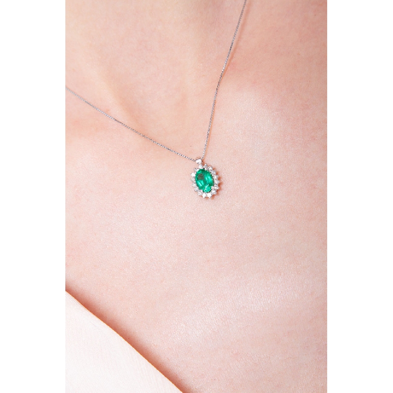 Necklace with emerald and a crown of diamonds