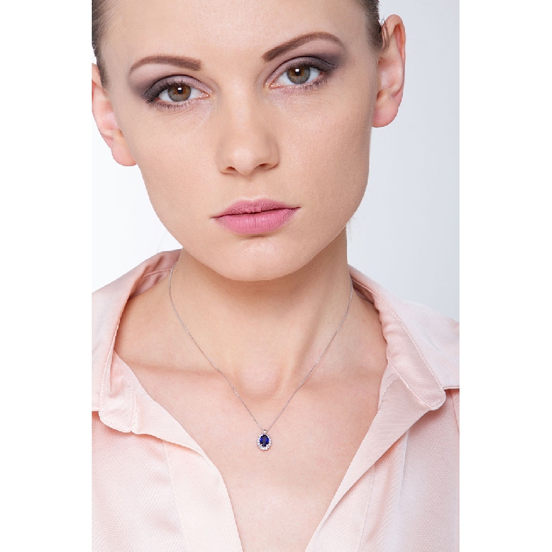 Collana in oro Bianco 18k con Zaffiro blu ovale e contorno in diamanti