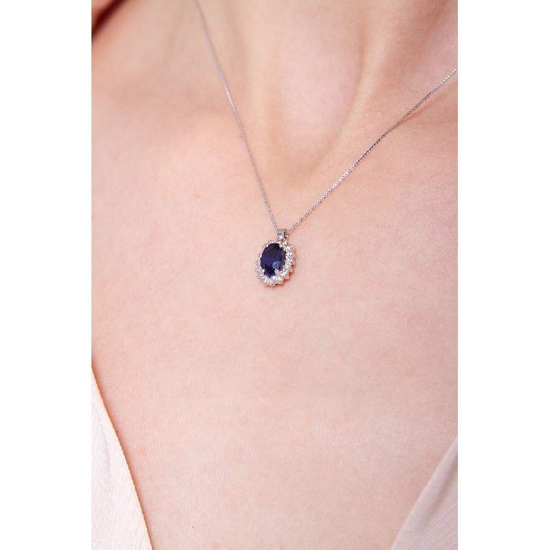 Collana in oro Bianco 18k con Zaffiro blu ovale e contorno in diamanti