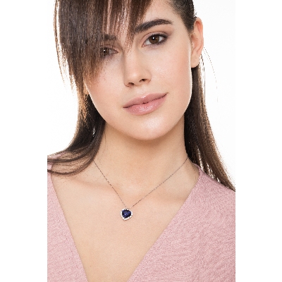 Collana in oro bianco 18k con pendente a cuore in diamanti e zaffiro blu