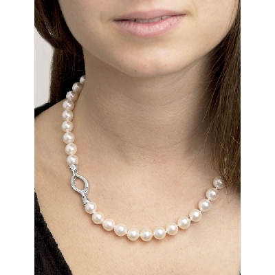 Fancy pearl necklace closure with diamonds