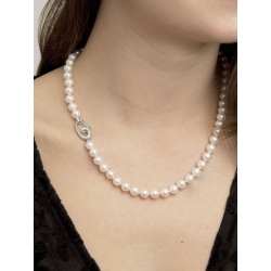 Fancy pearl necklace closure with diamonds 2