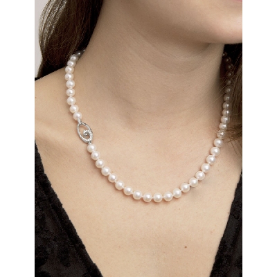 Fancy pearl necklace closure with diamonds