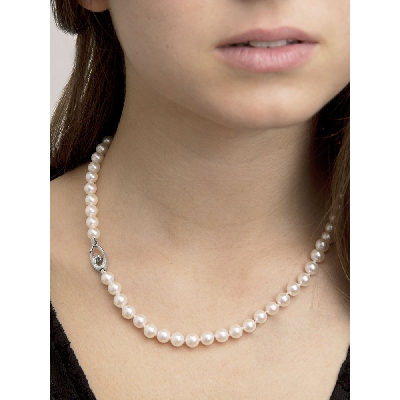 Fancy pearl necklace closure with diamonds 