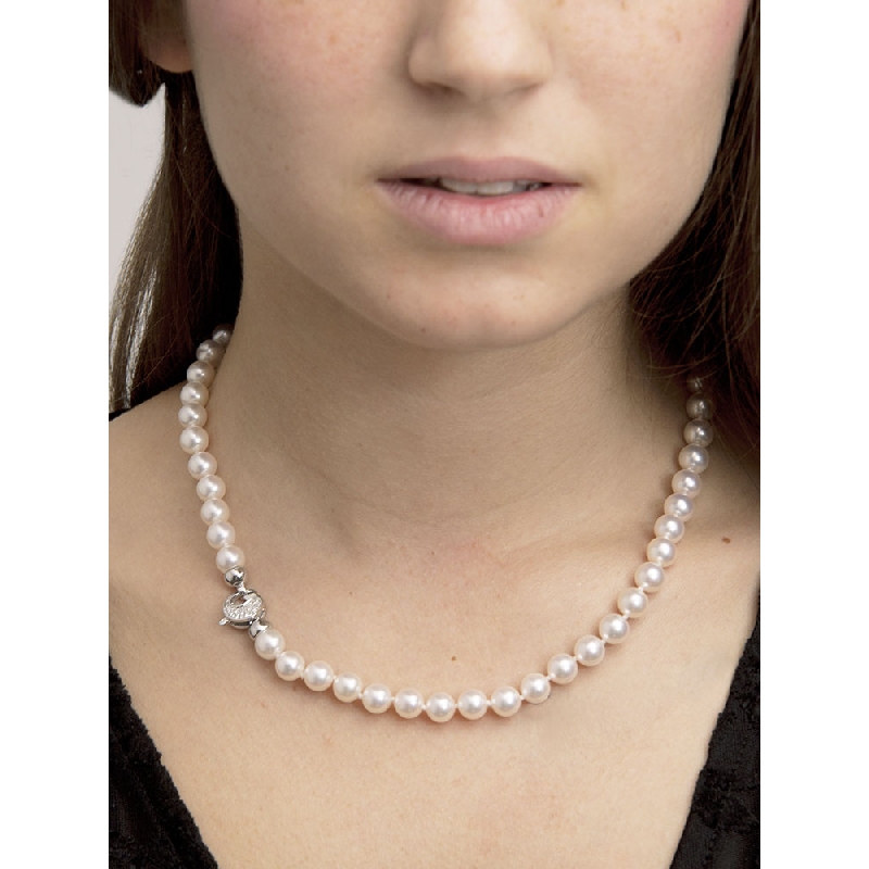 Pearl necklace closure with pavè of diamonds