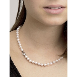 Lobster claw pearl necklace closure with pavè of diamonds 2
