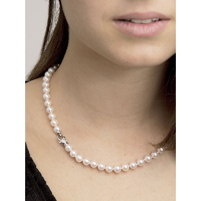 Lobster claw pearl necklace closure with pavè of diamonds
