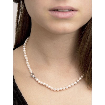 Fancy pearl necklace closure with diamonds