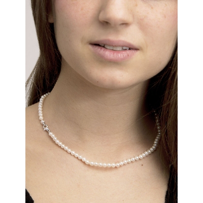 18k white gold pearl necklace closure with one 0,04 ct diamond