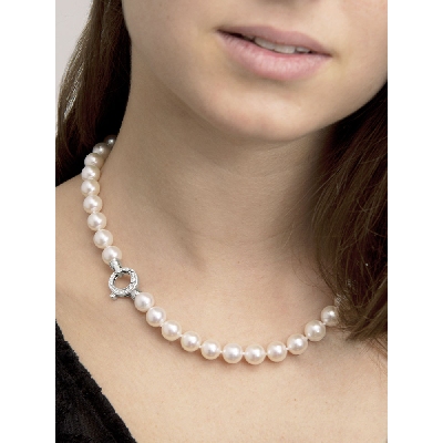 Lobster claw pearl necklace closure full of diamonds