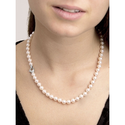 Pearl necklace closure with round cut diamonds