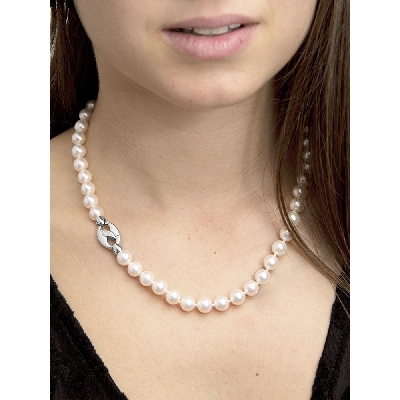 Pearl necklace closure with central diamonds